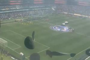 壮观😂FIFA在看台座椅放置彩色纸帽,还未等开球球迷已扔得起劲配图