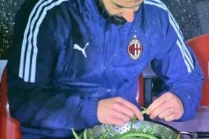 今日趣图:西班牙不踢TIKI TAKA 改踢TIK TOK了配图