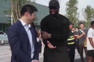 🤤心动！杰伦布朗对中国低空科技赞叹不已，现场直言想拿两台！